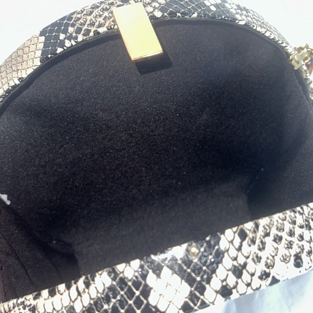Chic Black and White Snakeskin Pattern Bag - Picture 6 of 7